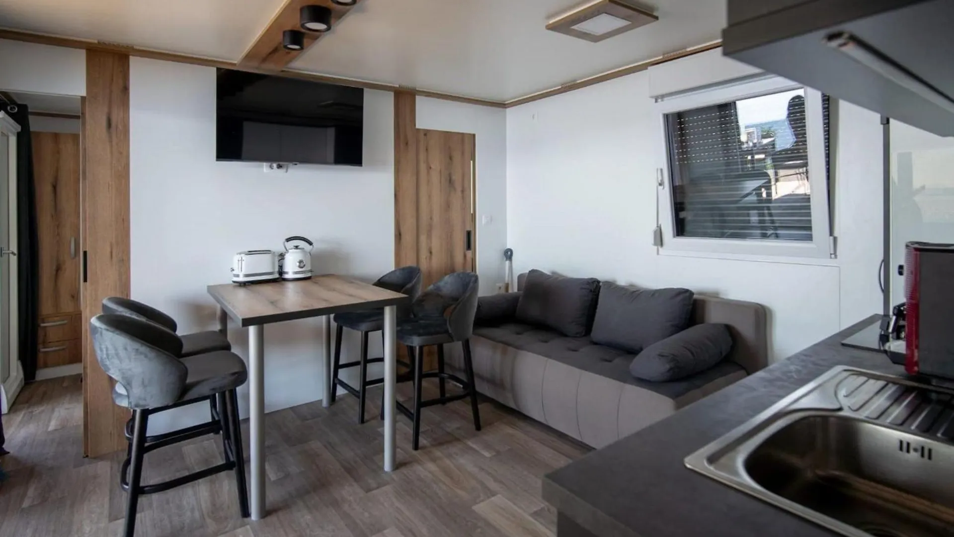 2 Bedroom Holiday Home With Terrace Klenovica